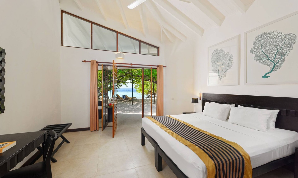 Emboodhoo Hotel | Embudu Village