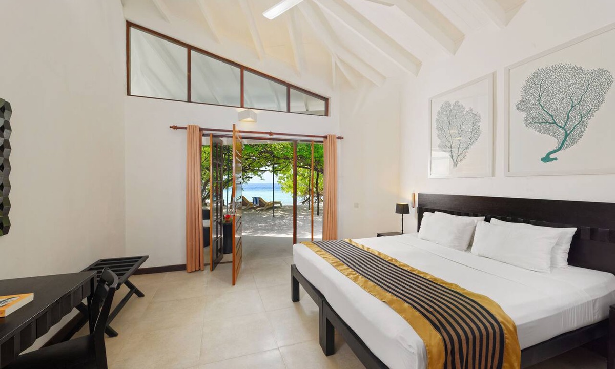 Emboodhoo Hotel | Embudu Village