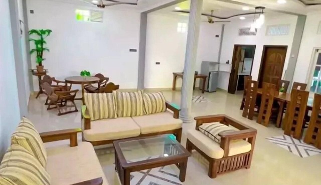 Everest Lodge in Hulhudhoo