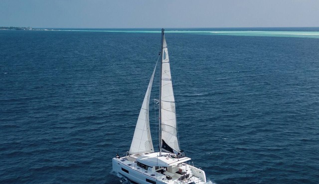 Malé Marvel: Sun-Kissed Sailing Experience in the Maldivian Atoll