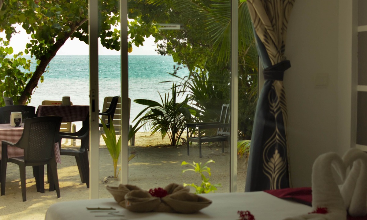 Dhiffushi Hotel | Crown Beach Villas
