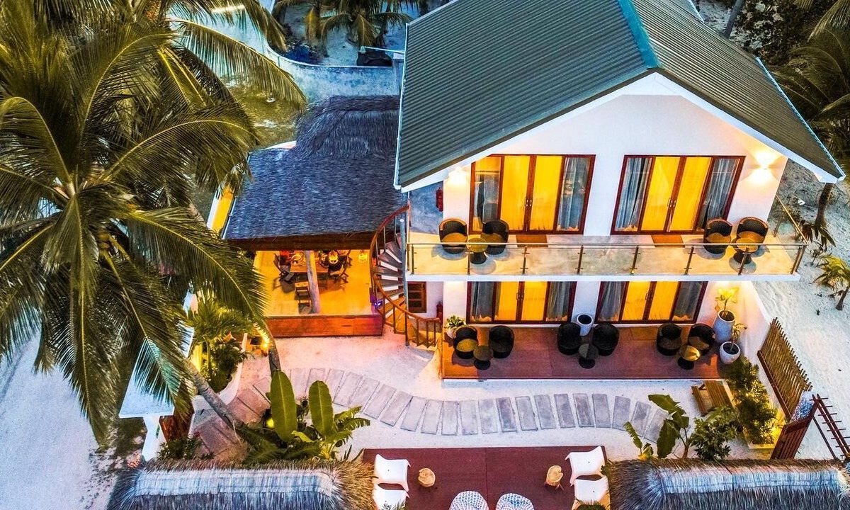 Dhiffushi House | Beachfront Villa - 40 Minutes Speedboat from Male/Airport