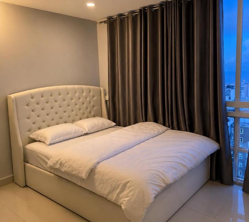Hulhumale Apartment | Skyline view king room with large glass windows