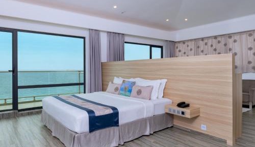 King Suite with Balcony and Seaview	