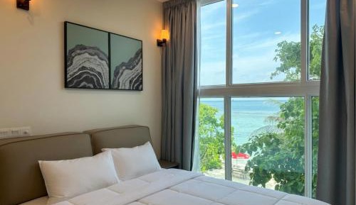 Deluxe One-Bedroom Apartment with Ocean View