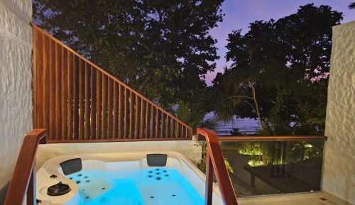 Seaview Family Room with Jacuzzi