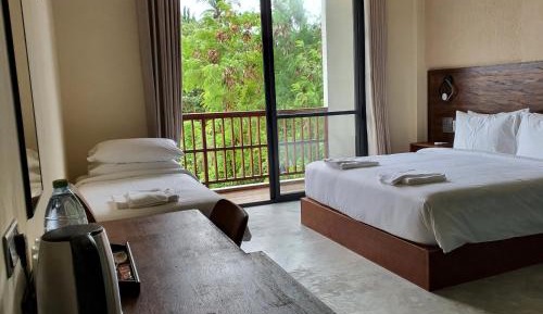 Deluxe Family Room with Palm View