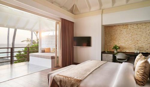 Two Story Pool Beach Residence - Free shared seaplane for 2 guests, minimum 7-night stay