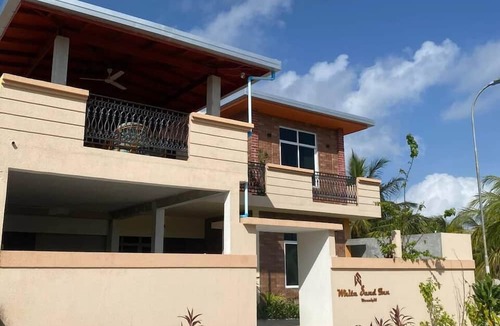 Maamigili House | White Sand Inn