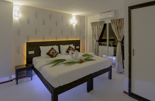 Dhiffushi Hotel | Crown Beach Hotel Maldives