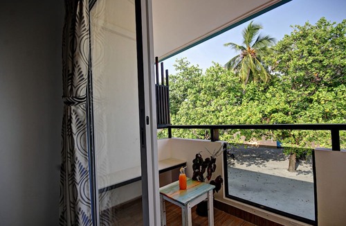 Dhiffushi Hotel | Crown Beach Villas Bikini Beach