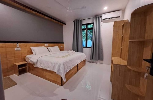 Omadhoo Hotel | Picturesque luxury Hotel close to beach