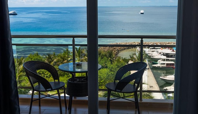 iCom Marina Sea View