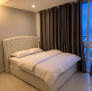 Skyline view king room with large glass windows in Malé